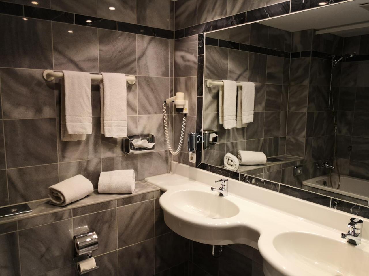 Seehotel Luisenhof Falkenhagen  ภายนอก รูปภาพ